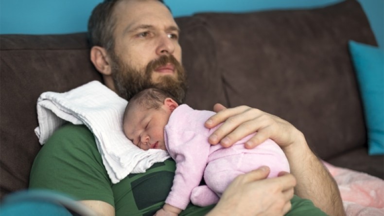 اكتئاب الحمل والولادة لا يقتصر على النساء.. إنه يصيب الرجال أيضا!