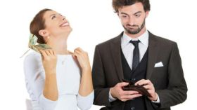 زوجك بخيل ولا يطاق.. هكذا تفكين عقدته من الإنفاق؟!