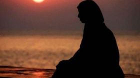 أتهاون في الصلاة بسبب نظرات أهل زوجي!