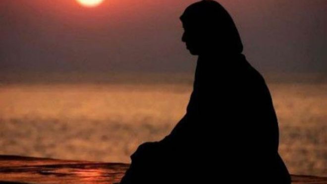 أتهاون في الصلاة بسبب نظرات أهل زوجي!