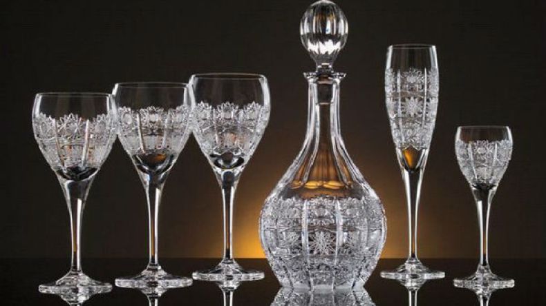 أربع  طرق لأواني زجاجية وكريستالية لامعة على الدوام