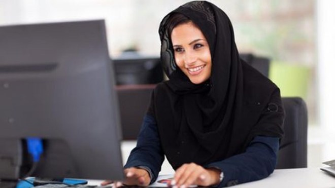 أيهما أقرب للمرأة العاملة.. زوجها أم مديرها؟!