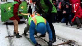 روسية تستعرض قوتها الخارقة بجر عربتي ترام في الصقيع!