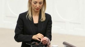 نائبة تركية تقيد نفسها احتجاجا على “صلاحيات أردوغان”