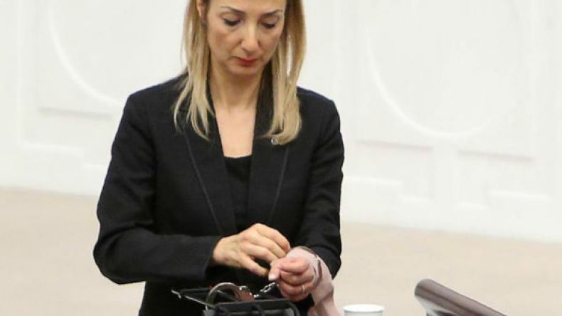 نائبة تركية تقيد نفسها احتجاجا على “صلاحيات أردوغان”