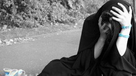 لأني أخدم أمي.. زوجي يهددني بالزواج!