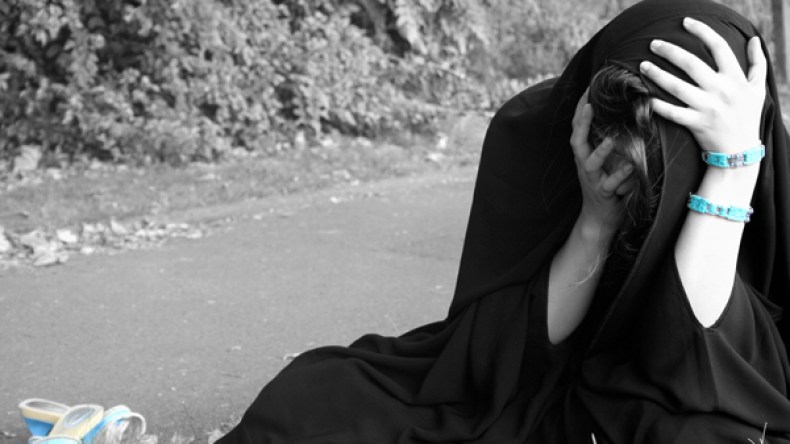 لأني أخدم أمي.. زوجي يهددني بالزواج!