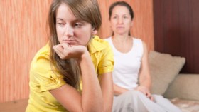 هي تكرهني وكأنها ليست والدتي!