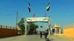 الحر يدير معبرا حدوديا ويختم الجوازات