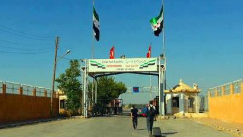 الحر يدير معبرا حدوديا ويختم الجوازات