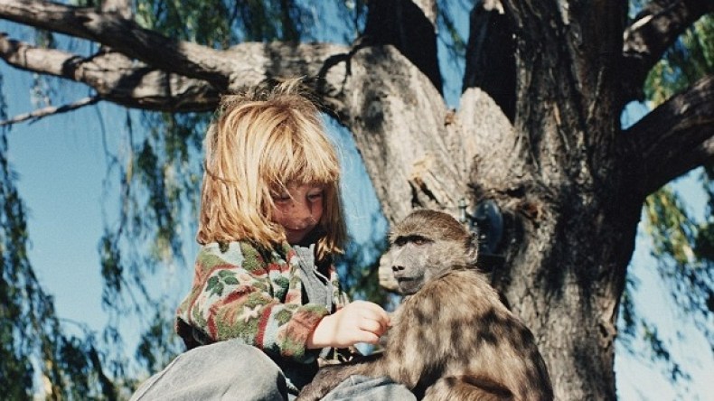 فتاة صغيرة تمضي 10 سنوات في أدغال إفريقيا