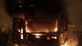 3 قتلى في الخارجة وإشعال النار في مبنى و سيارة محافظ بورسعيد بمصر( فيديو )