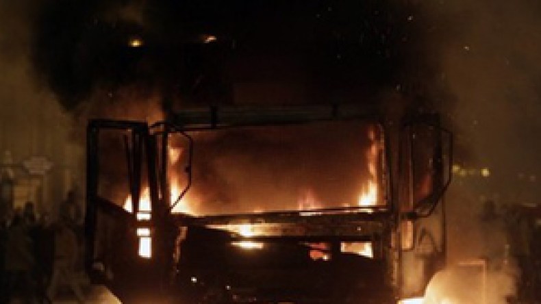 3 قتلى في الخارجة وإشعال النار في مبنى و سيارة محافظ بورسعيد بمصر( فيديو )