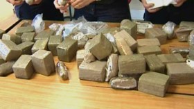 يحوز 19 قطعة كيف ويزعم أنها لـ”الاستهلاك الشخصي”