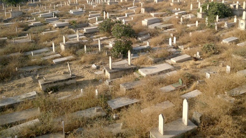 يموت فوق قبر أمّه