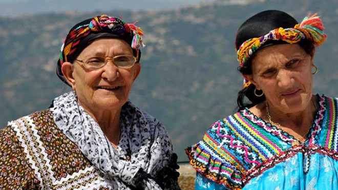 “نساء في شدة” و”بنات حواء” تتذكر المعمرات في عيد المرأة