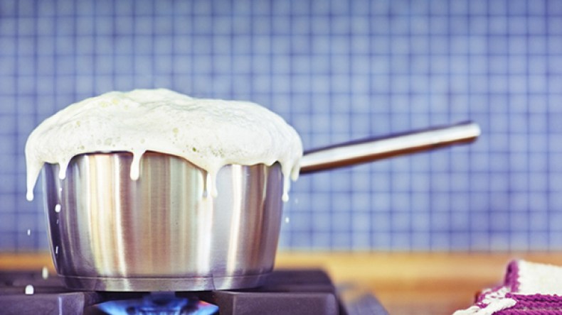 تخلصي من مشكلة فوران الحليب بهذه الحيلة البسيطة