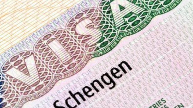 فرنسا تجني 300 مليار سنويا من الجزائريين طالبي التأشيرة