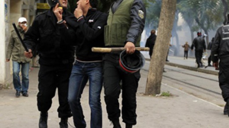 قناصو‭ ‬الشرطة‭ ‬يستهدفون‭ ‬قوات‭ ‬الجيش‭ ‬ويقتلون‭ ‬جنديا‭ ‬وسط‭ ‬العاصمة‭ ‬التونسية