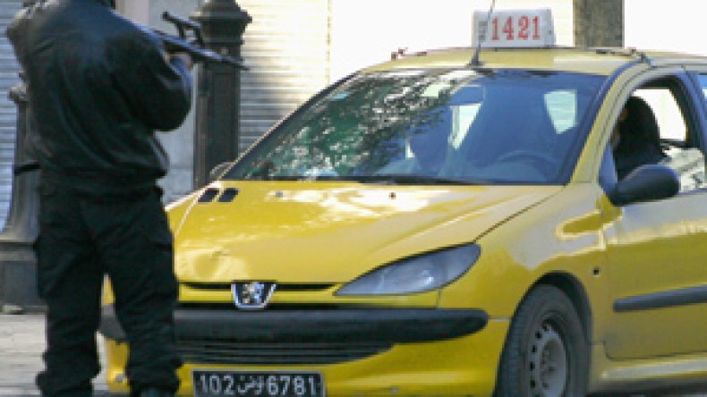 جزائريون‭ ‬عائدون‭ ‬من‭ ‬تونس: قناصة‭ ‬بن‭ ‬علي‭ ‬ارتكبوا‭ ‬مجازر‭ ‬فضيعة‭ ‬