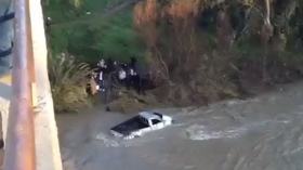 البويرة: سقوط سيارة من أعلى جسر بالأخضرية