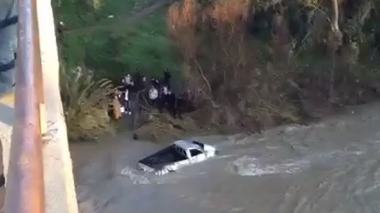 البويرة: سقوط سيارة من أعلى جسر بالأخضرية