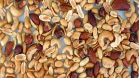 أكل المكسرات لا يضر الحامل.. ويفيد المولود
