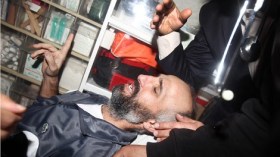 إسرائيل ترحل أسيرا فلسطينيا مضربا عن الطعام إلى غزة