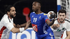 مشاحنة بين مذيعة وقائد منتخب الديكة لكرة اليد بسبب الجزائر