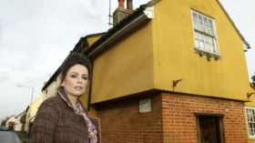 سيدة تعيش في منزل للأشباح وتلتقط صوراً لها!