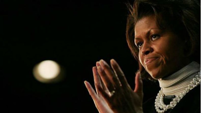 الإطاحة بمسؤولة أمريكية وصفت ميشيل أوباما بالقردة!