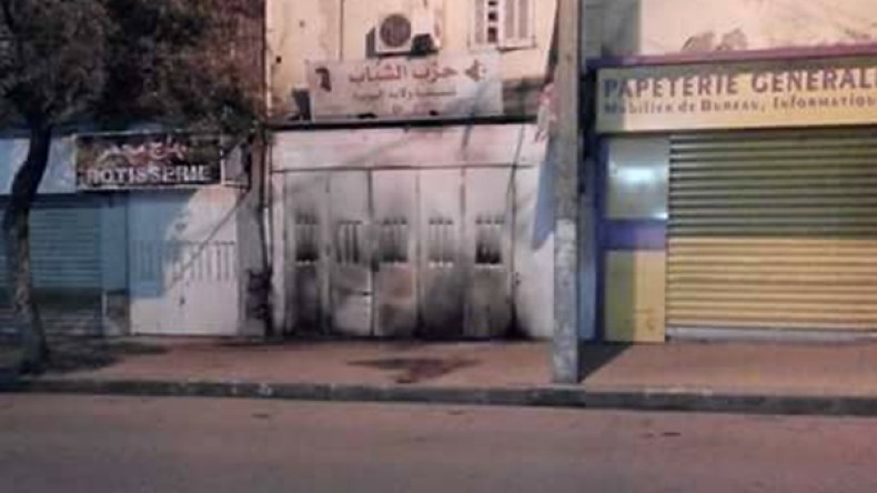 مجهولون يضرمون النار بمدخل مقر حزب الشباب بالبويرة