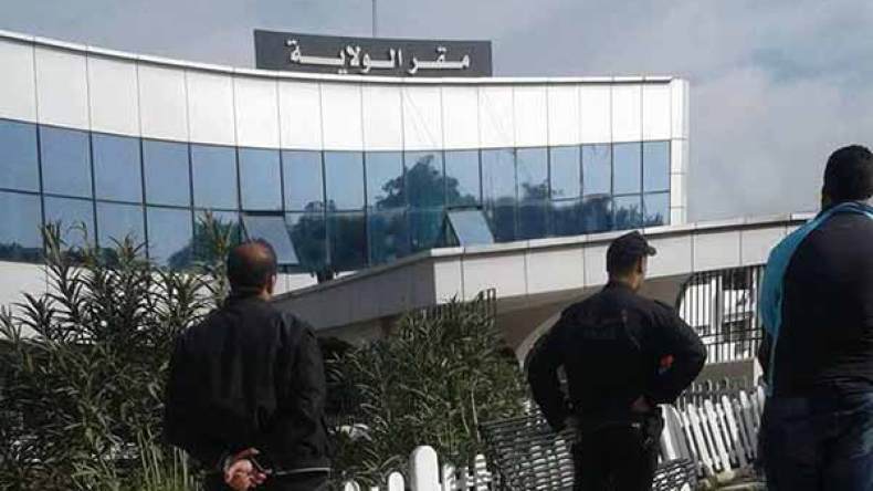 ملعب أث لقصر في وضعية كارثية والشباب ينتظرون تنفيذ الوزير لوعده