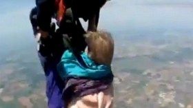 عجوز في الثمانين تقفز من طائرة في مشهد مثير
