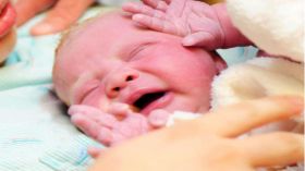 سيدة تضع مولودها في سيارة زوجها بعد أن رفضتها كل العيادات