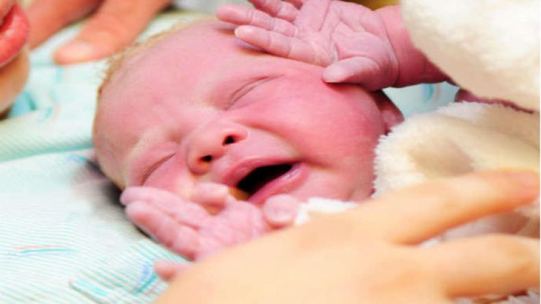 سيدة تضع مولودها في سيارة زوجها بعد أن رفضتها كل العيادات