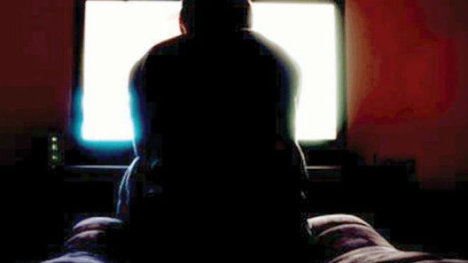 زوجي وسيم لبق لكنه مدمن على المواقع الإباحية!