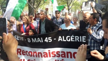 8-Mai 1945: Hollande interpellé dans un rassemblement à Paris