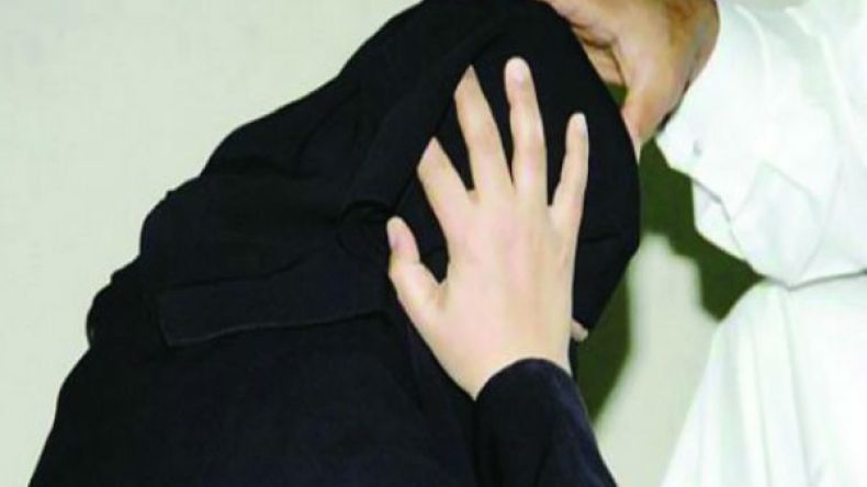 جزائريات يتلقين العلاج الروحي في الماء والزيت والقصب والمصل!