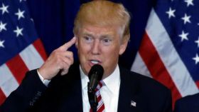 ترامب يعرض مساعدة باكستان ويشيد بروعة رئيس وزرائها