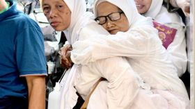 حاجة آسياوية تحمل والدتها الثمانينية طوال أيام الحج