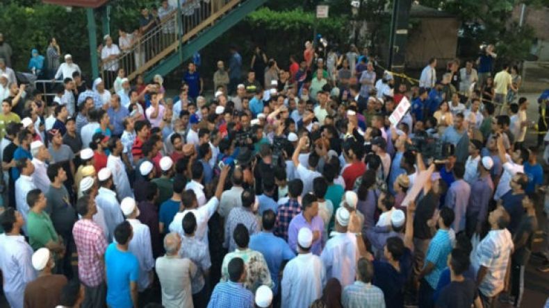 مسلمون يتظاهرون في نيويورك بعد مقتل إمام ومساعده رميا بالرصاص