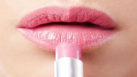 هكذا تصنعين مرطبا للشفاه بنفسك؟