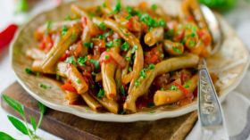 لوبيا ماشطو بصلصة الطماطم