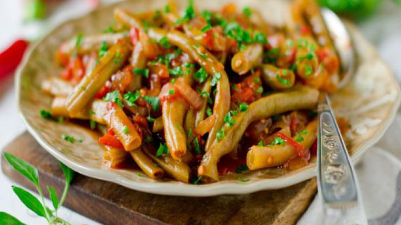 لوبيا ماشطو بصلصة الطماطم