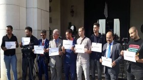 صحفيون ونواب ينظمون وقفة احتجاجية أمام مقر البرلمان