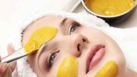 قناع الكركم والعسل لتفتيح البشرة