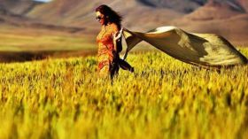 أجنبيات يتظاهرن بخلع الحجاب في إيران!