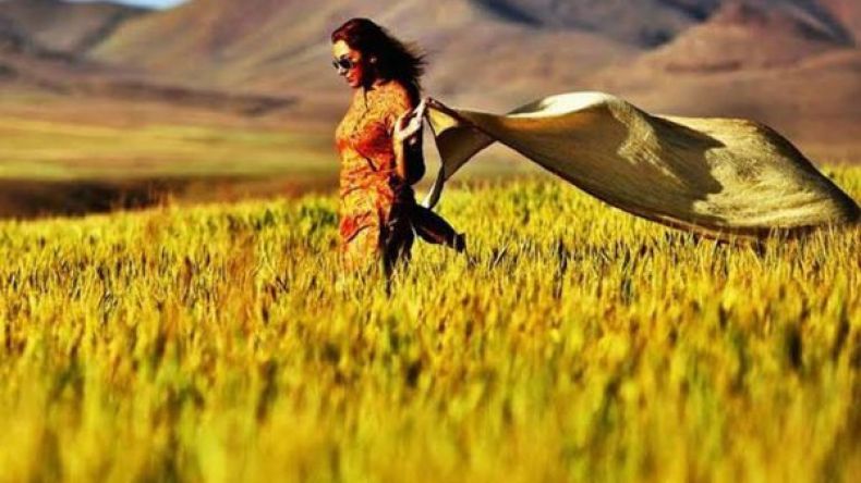 أجنبيات يتظاهرن بخلع الحجاب في إيران!