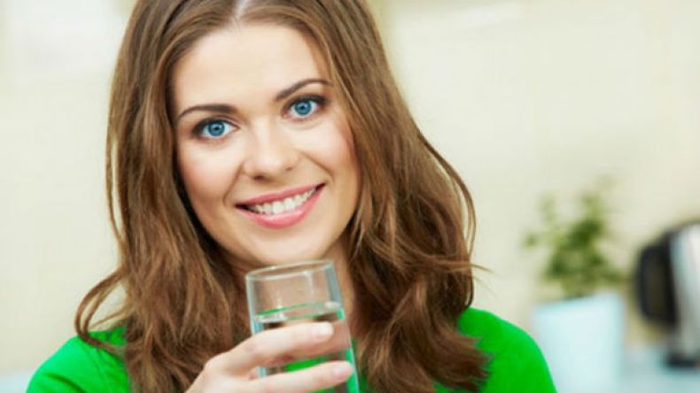 هذا ما يحدث لجسمك إن واظبت على شرب الماء فقط شهرا كاملا؟